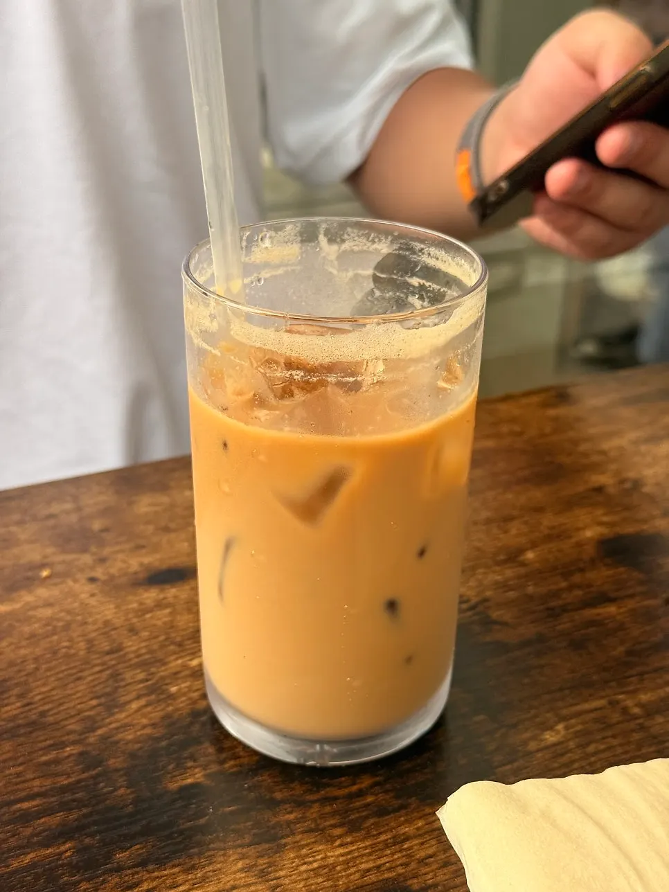 소금빵을 나눠 먹는 테라스 테이블