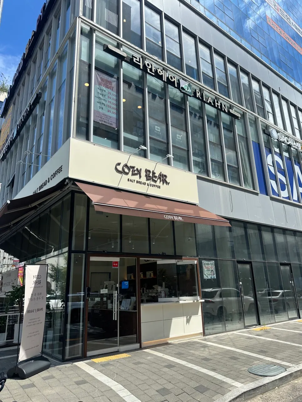 Cafe Cozy Bear storefront and entrance