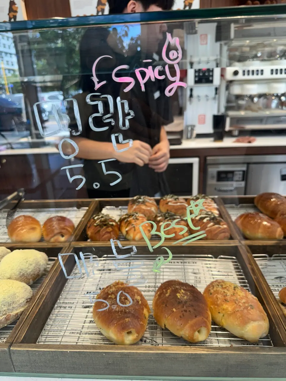 Display case for choosing salt bread varieties