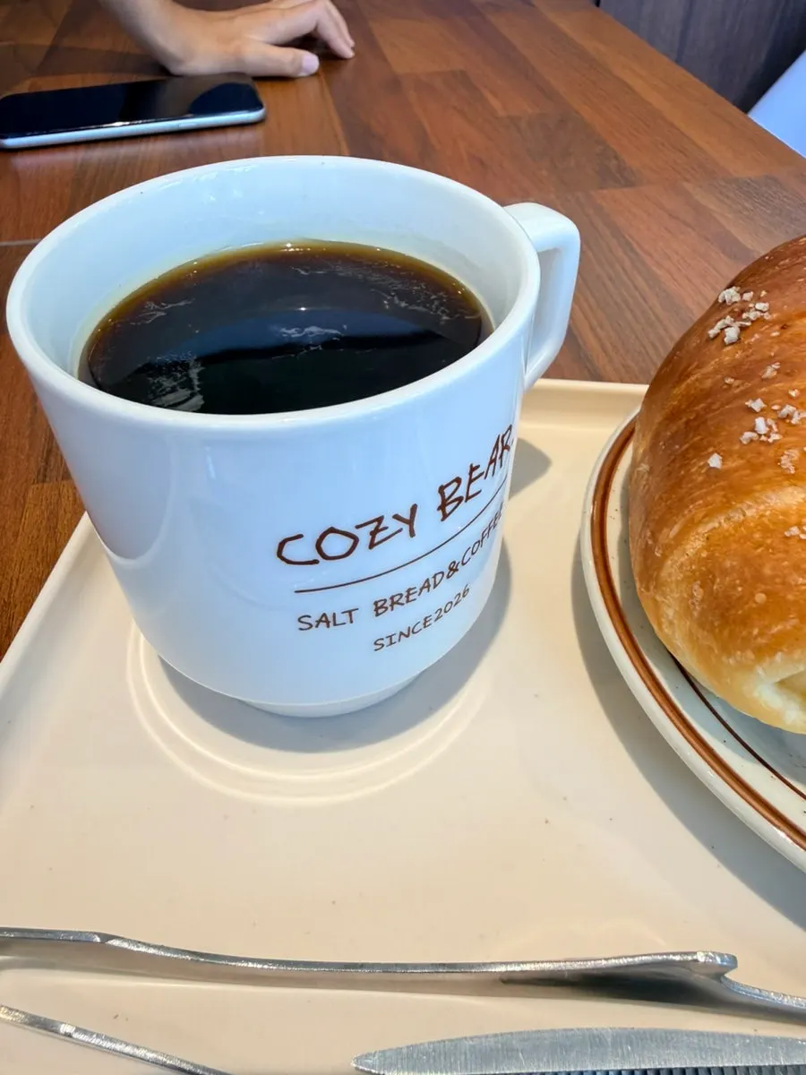 접시에 담긴 플레인 소금빵
