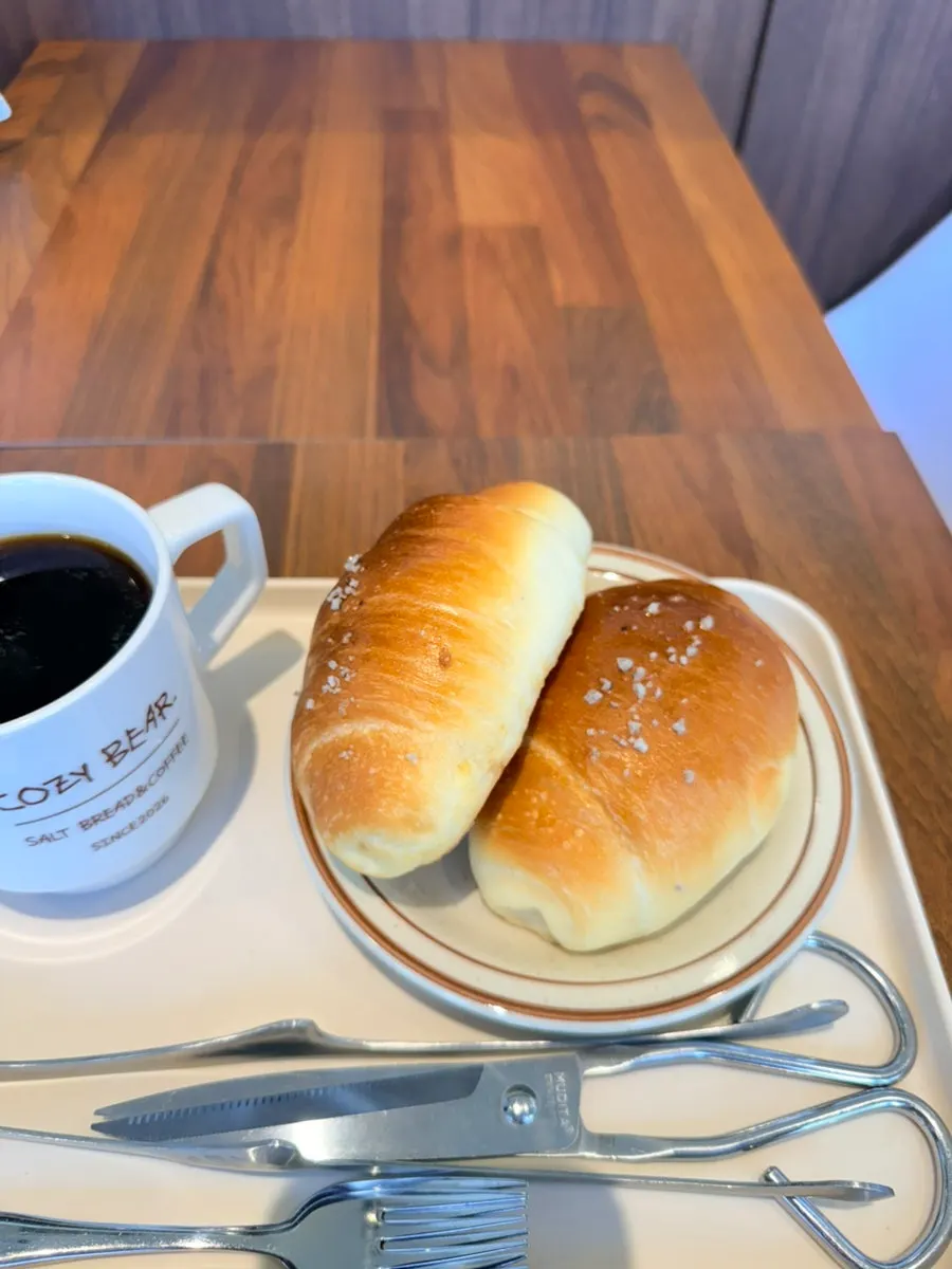 플레인 소금빵을 손에 든 모습