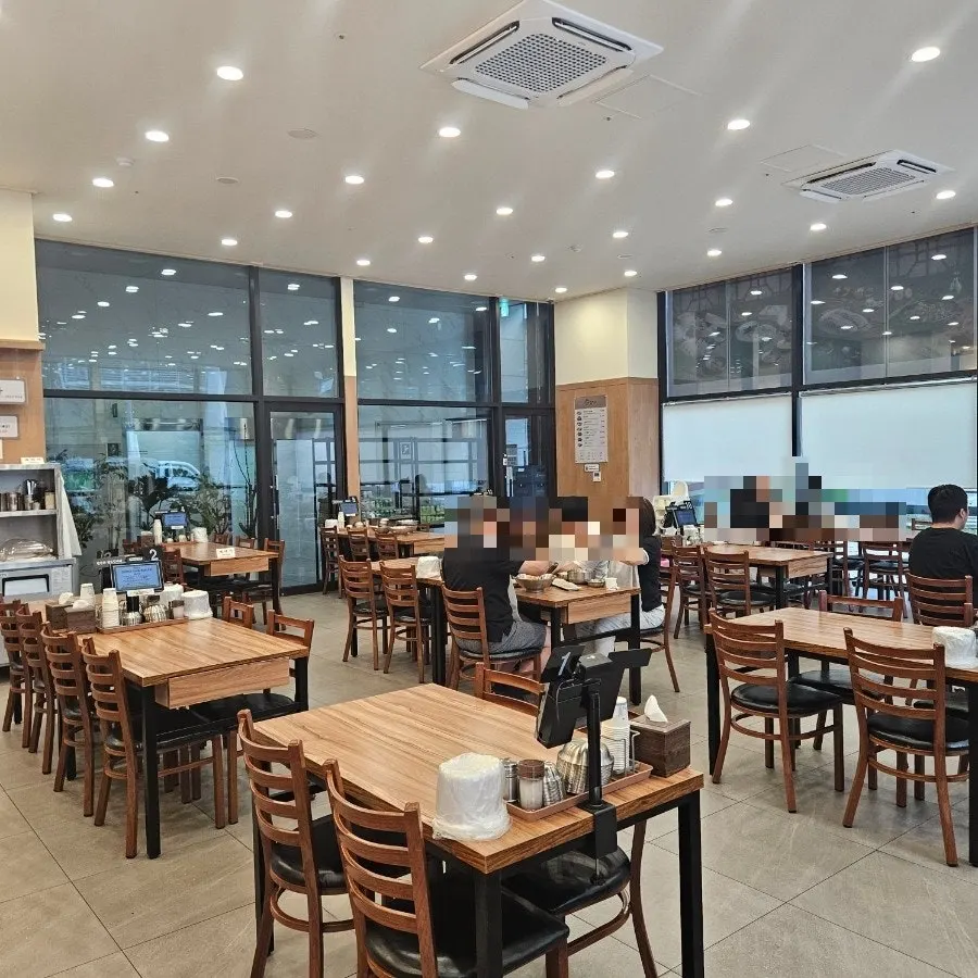 닭칼국수와 찜닭이 적힌 메뉴판