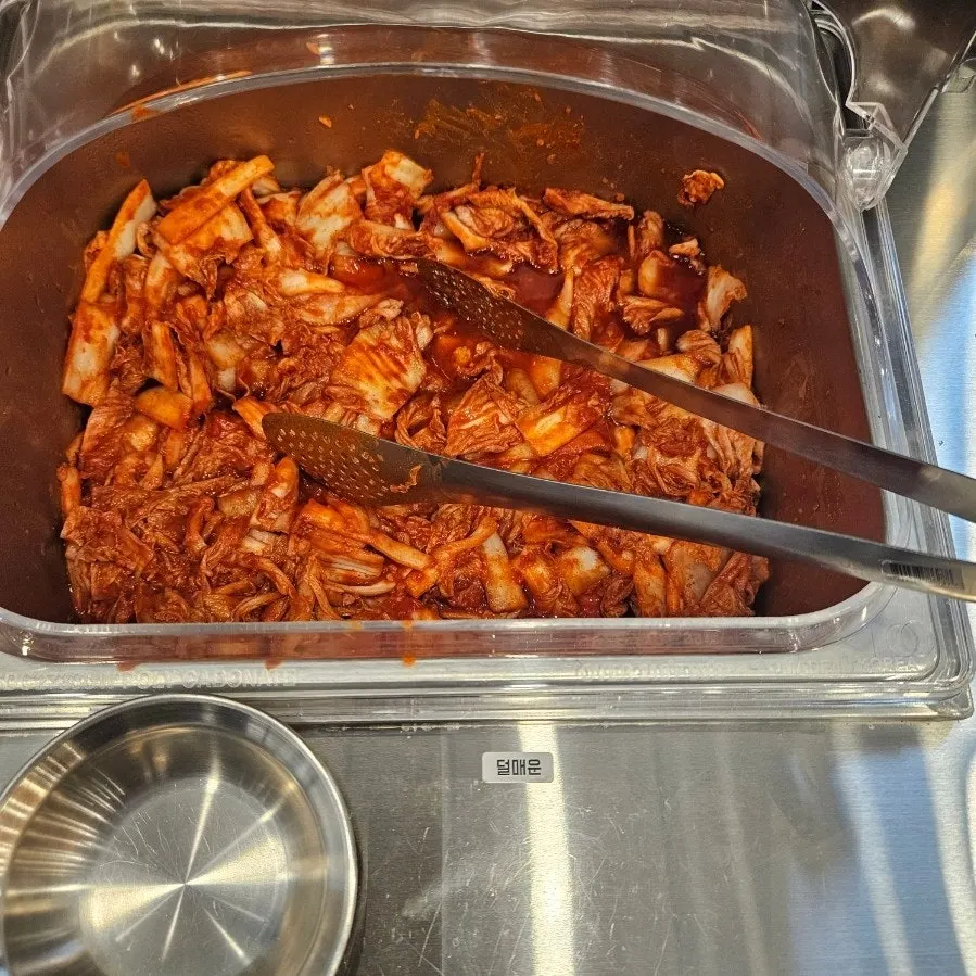 매운 김치와 덜 매운 김치 두 종류