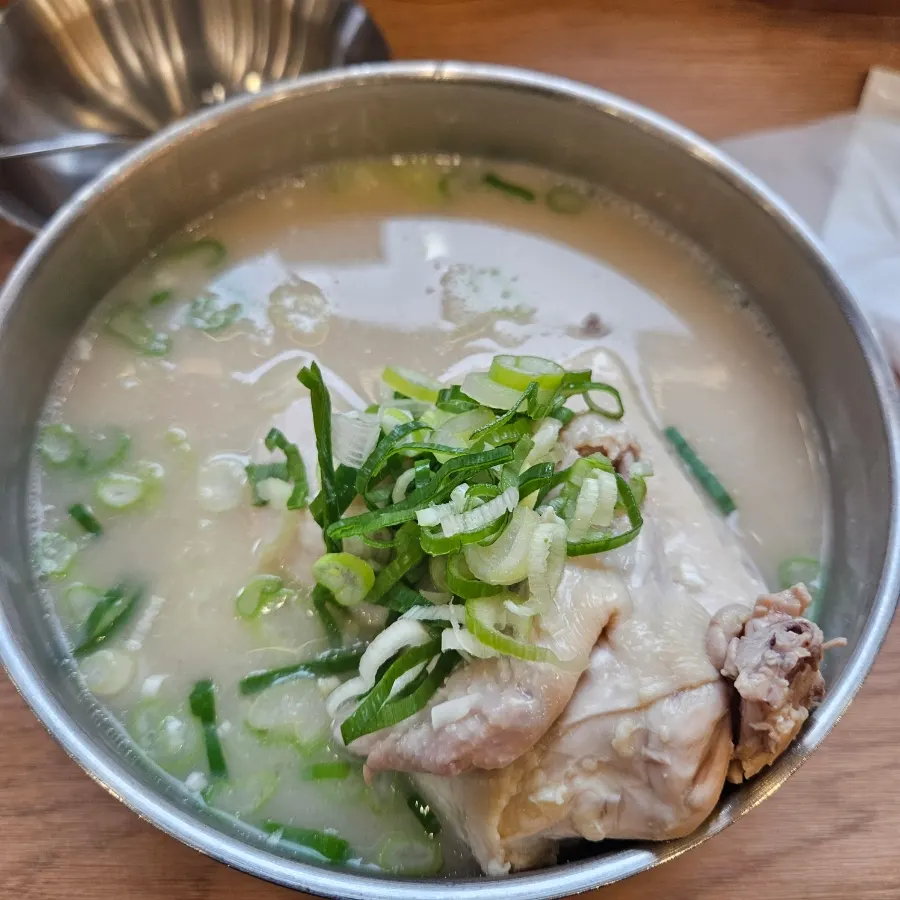 접시에 담아 온 매운 김치