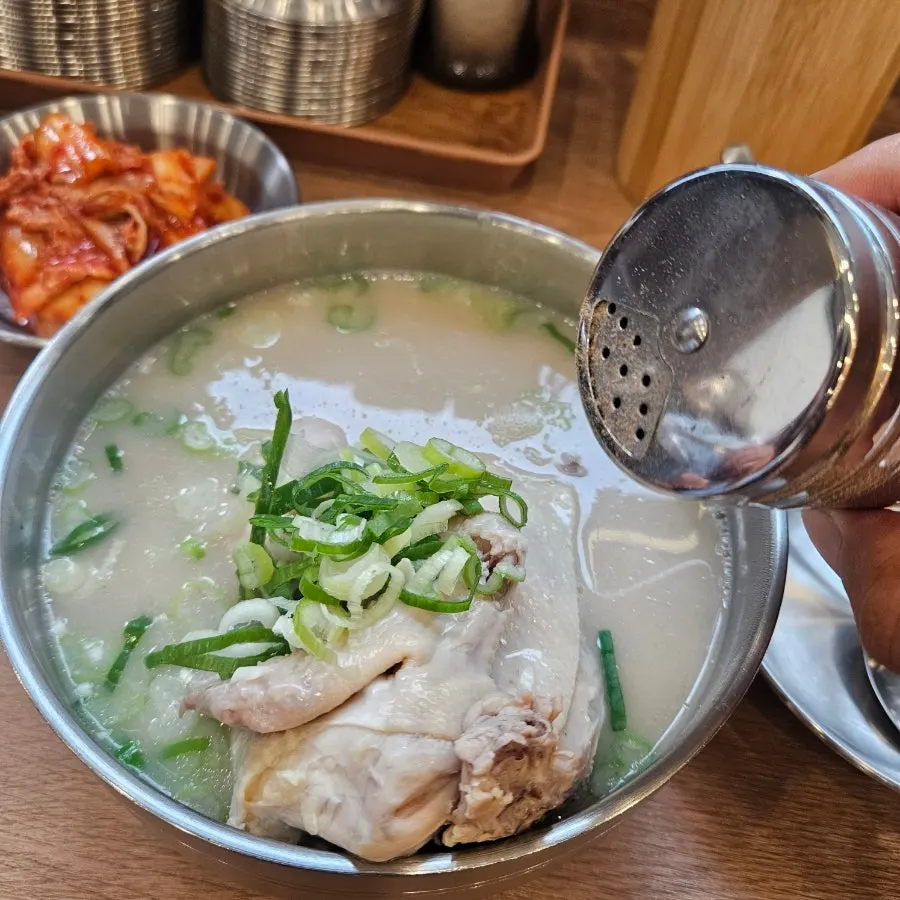 진한 육수의 닭곰탕 상차림