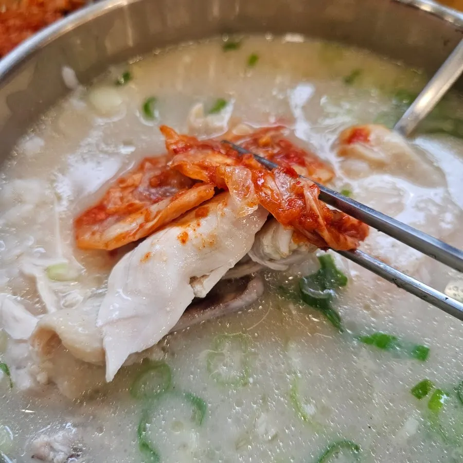 닭고기에 김치를 올린 한 입