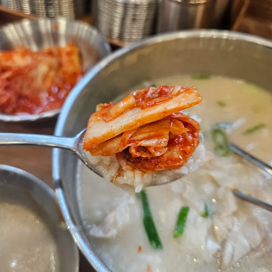 국물에 말아진 밥과 닭다리