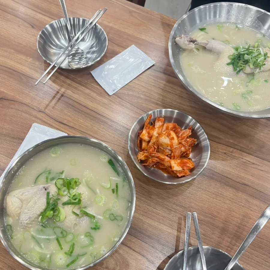 깔끔하게 정돈된 매장 테이블