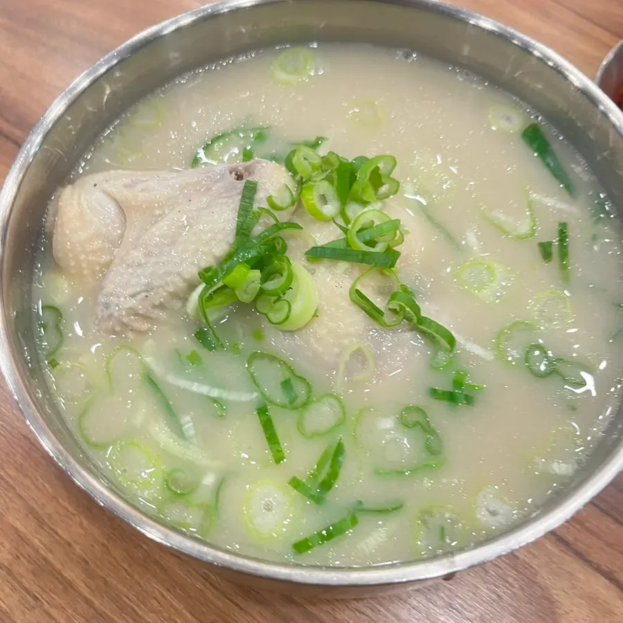 닭칼국수가 담긴 큼직한 그릇