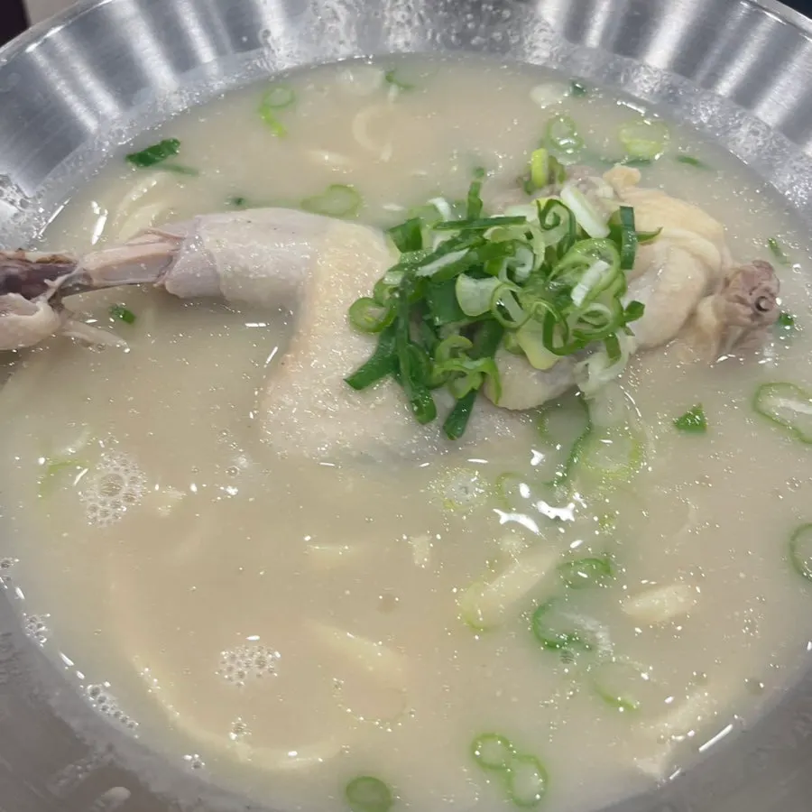 닭 육수 국물을 떠올린 숟가락