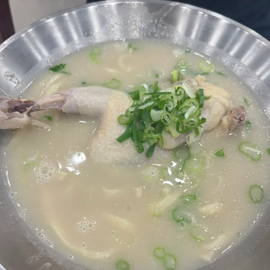 쫄깃한 칼국수 면을 건져 올린 모습
