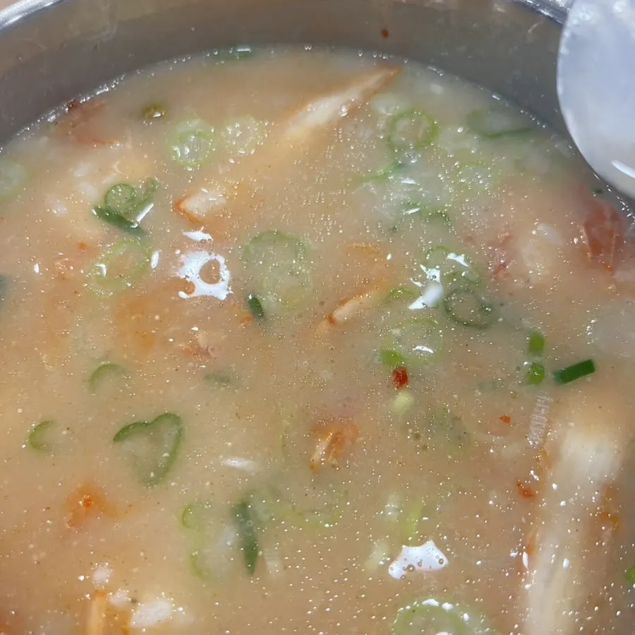 부드러운 닭 살코기가 담긴 칼국수