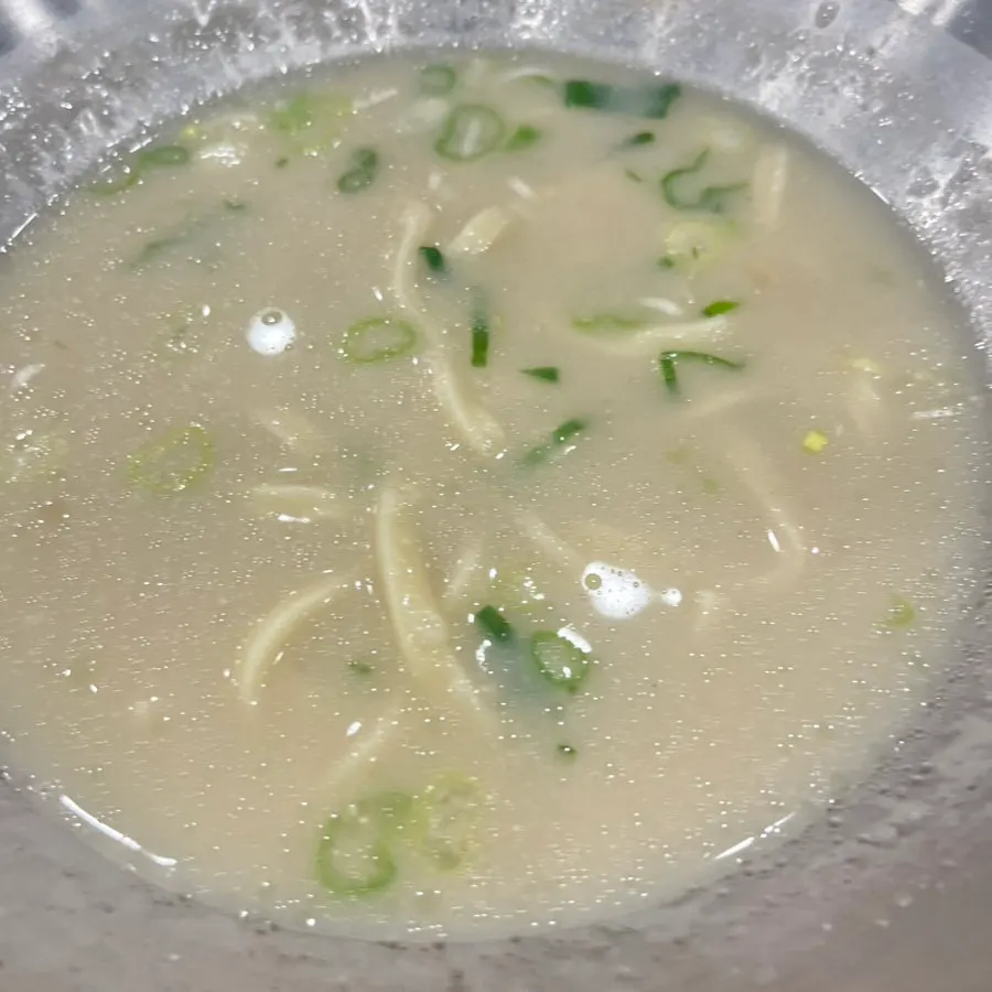 칼국수에 곁들인 매콤한 김치