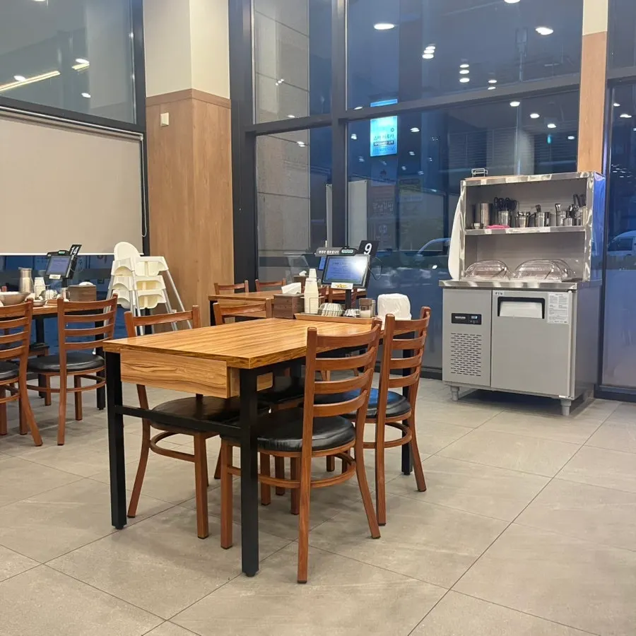 면과 닭고기를 함께 담은 숟가락