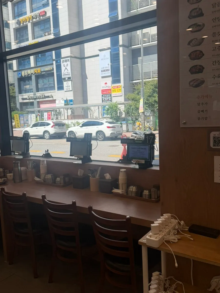 층고 높고 넓은 매장 내부 좌석