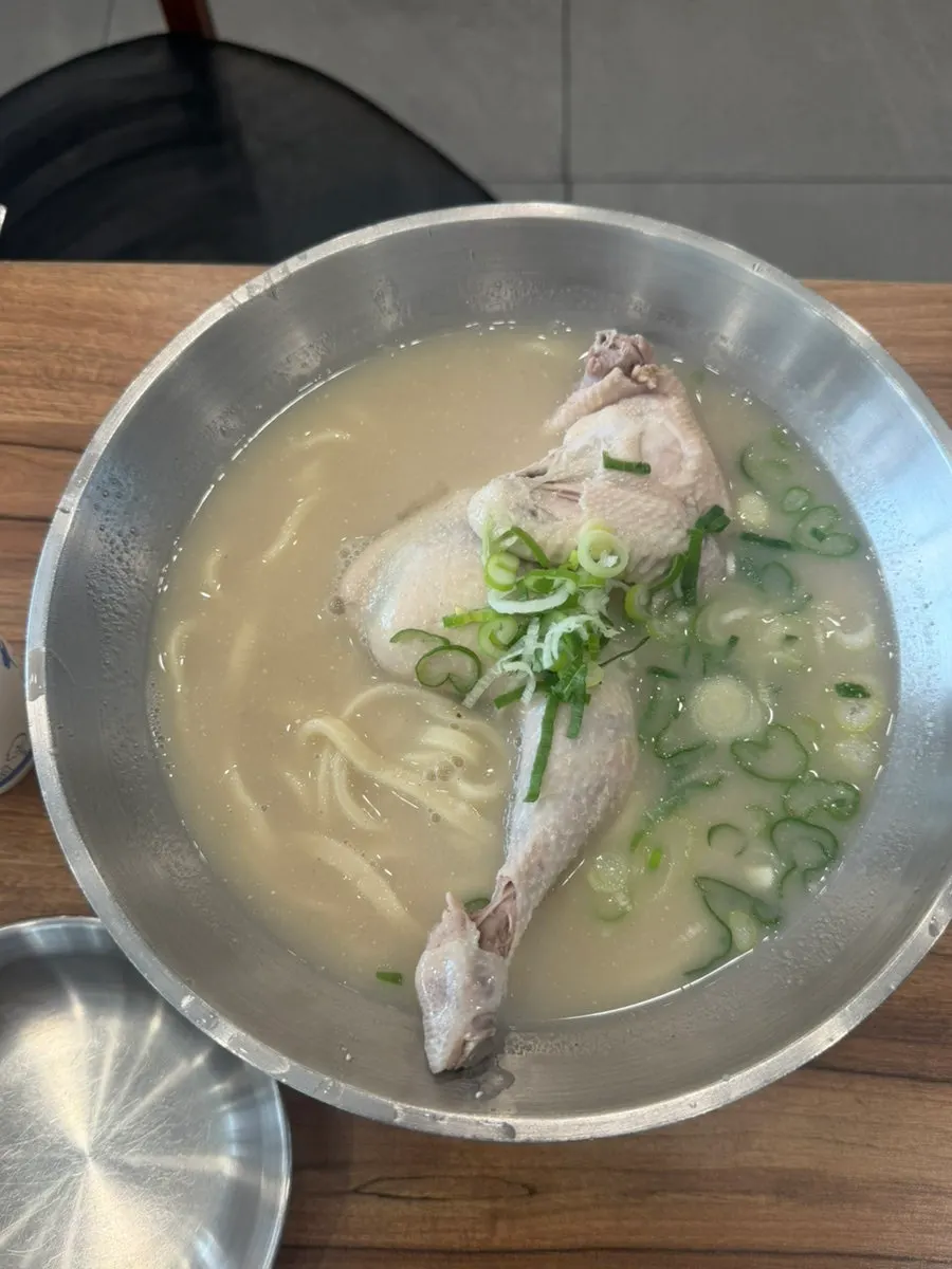 한 번에 차려진 닭칼국수와 닭곰탕 한 상