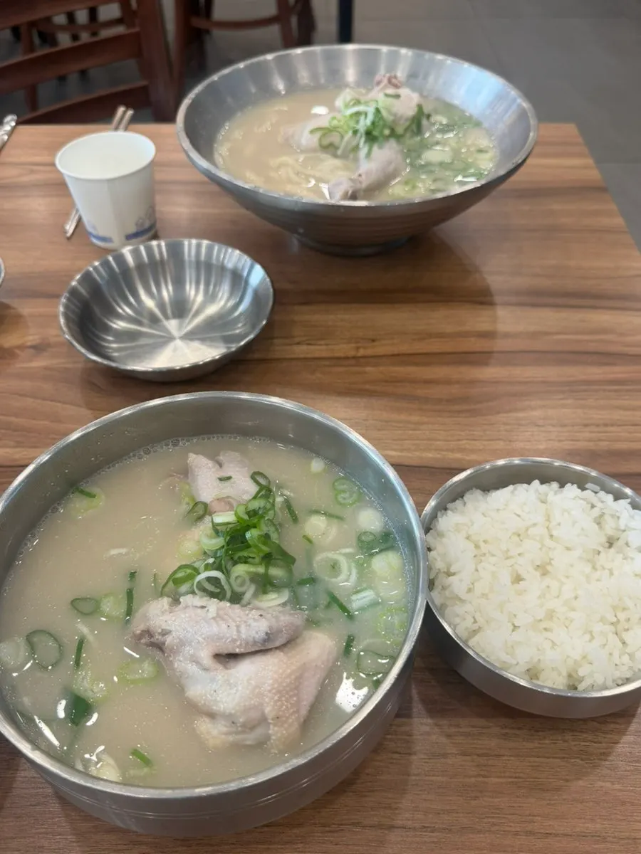 큰 그릇에 담겨 나온 닭칼국수