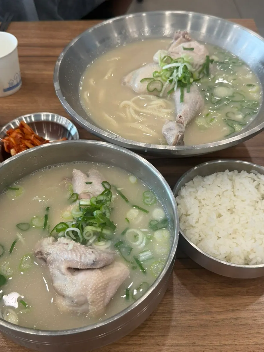 닭칼국수 위에 통째로 올라간 닭 반 마리