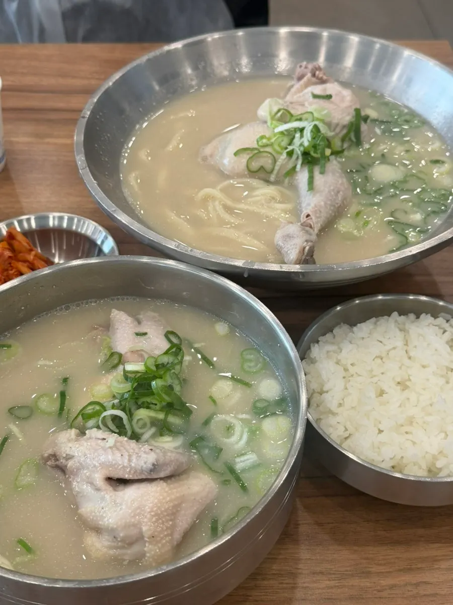 테이블에 놓인 후추소금과 수저