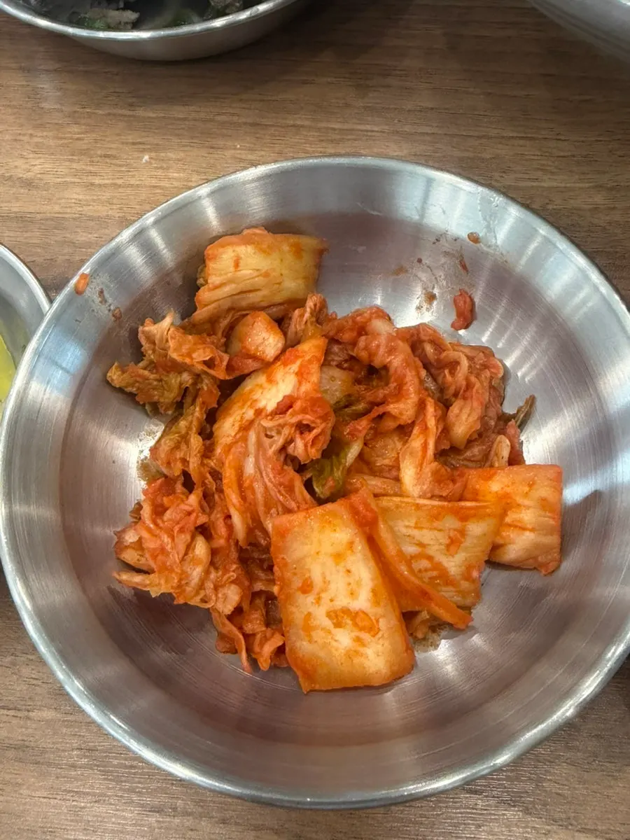 육수가 밴 칼국수 면을 건져 올린 모습
