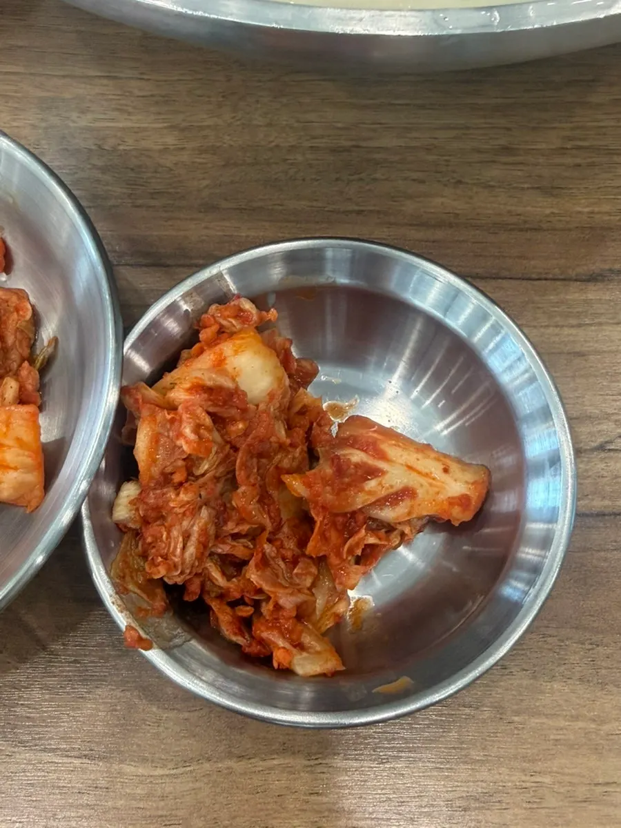 거의 비운 닭칼국수 그릇