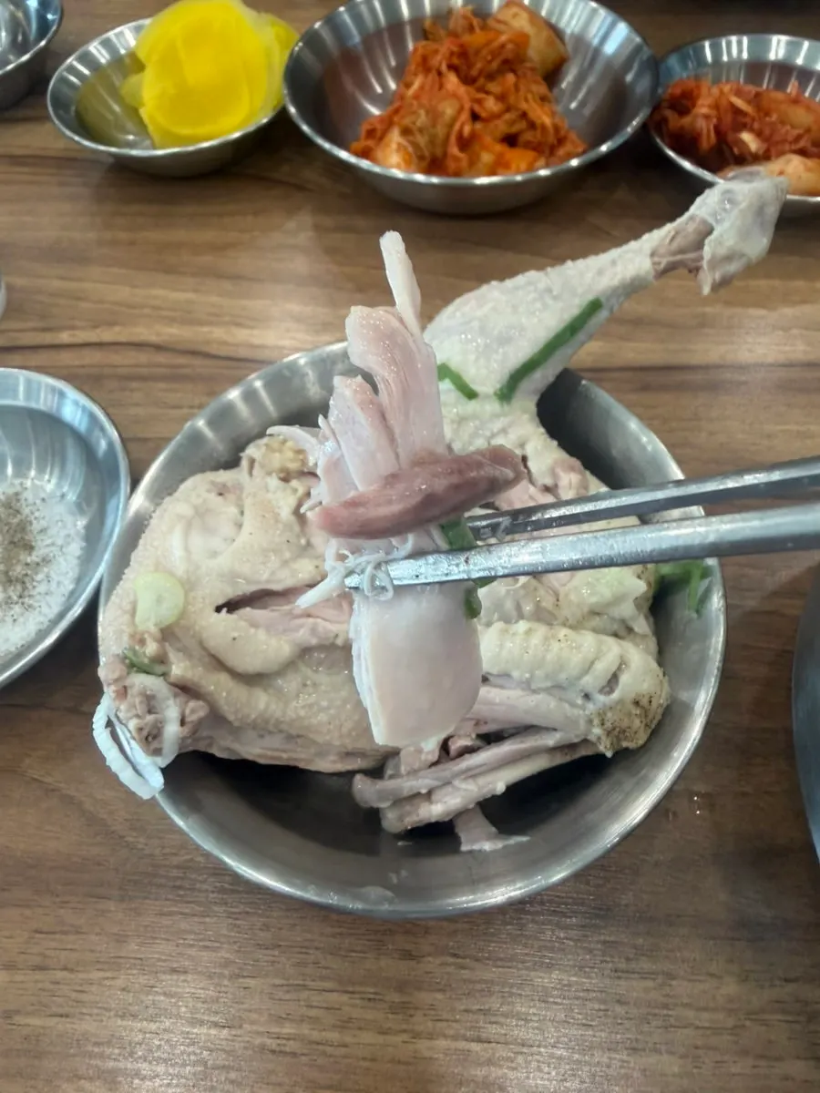 셀프바에서 담아온 김치 두 종류와 단무지