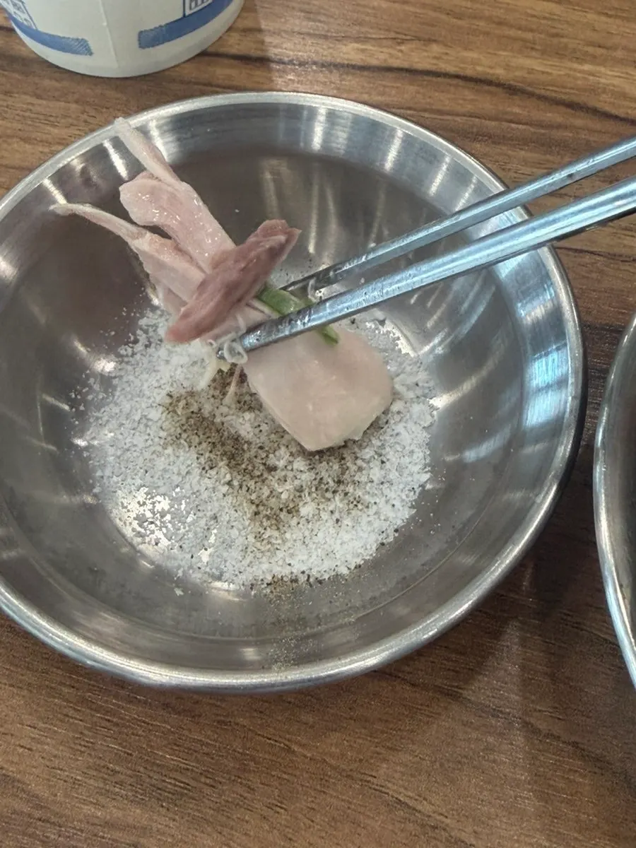 덜 매운 김치를 곁들인 칼국수 한 젓가락