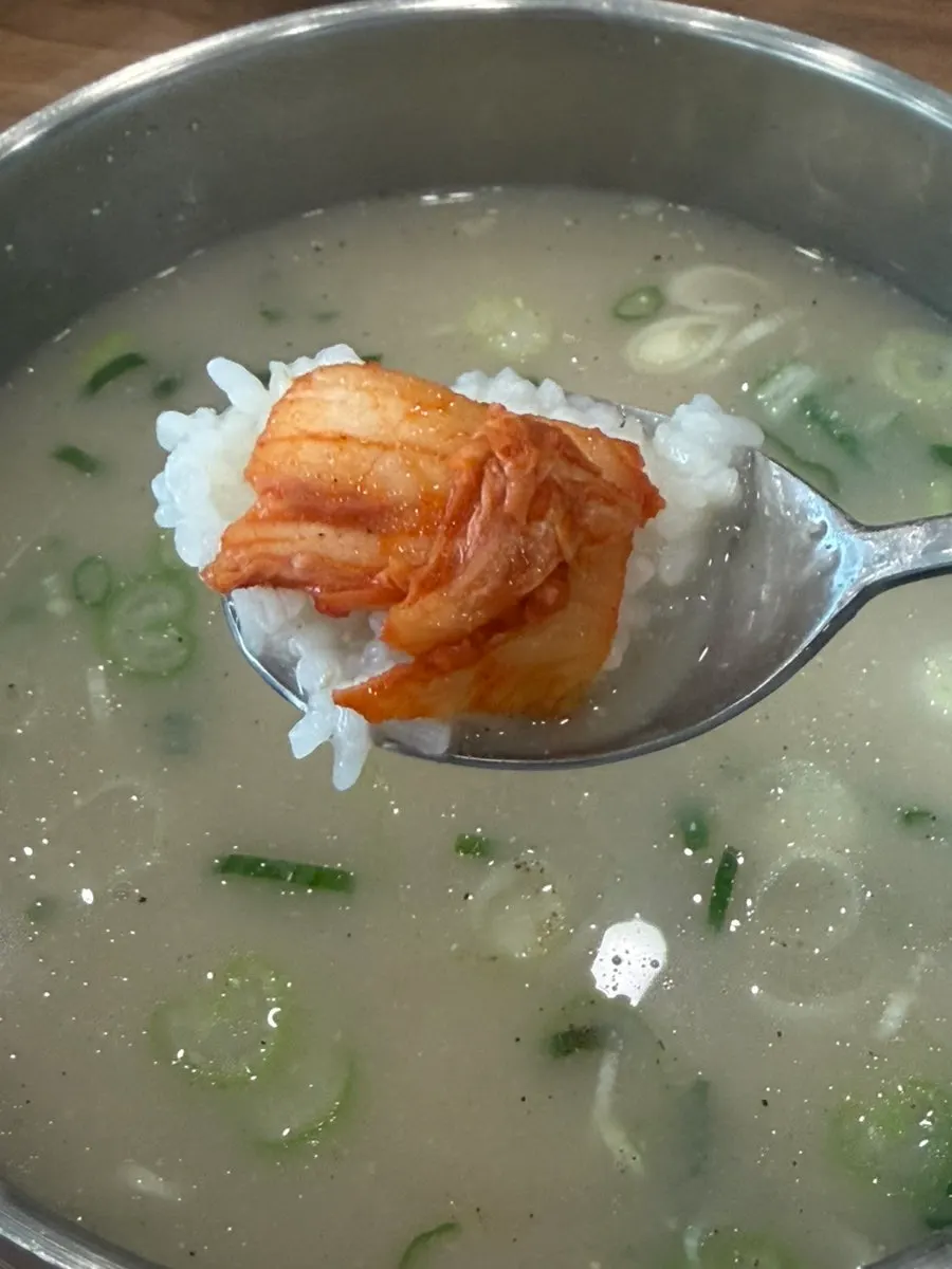 소금후추에 찍어 먹는 닭고기 살