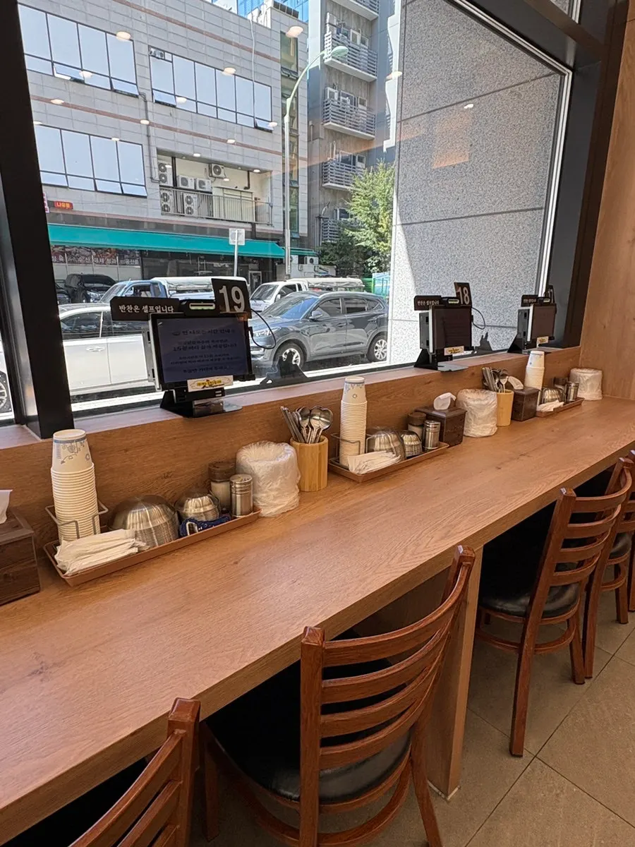 Interior of Eonyang Dak Kalguksu Incheon Songdo Branch