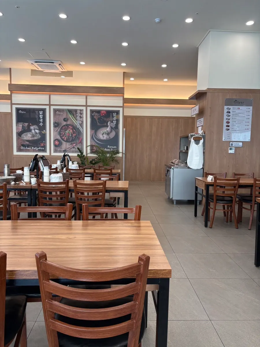 View of the table at Eonyang Dak Kalguksu Incheon Songdo Branch