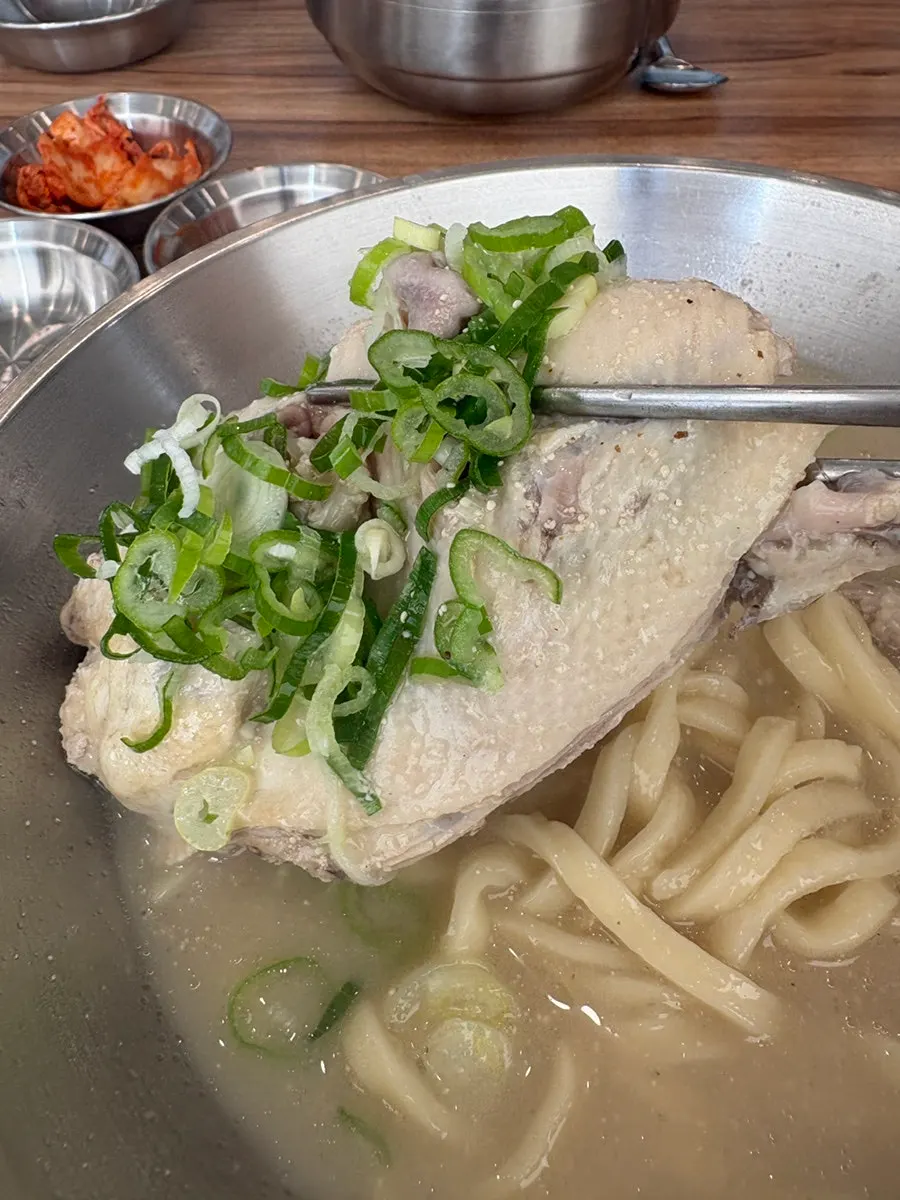 Steaming chicken kalguksu broth