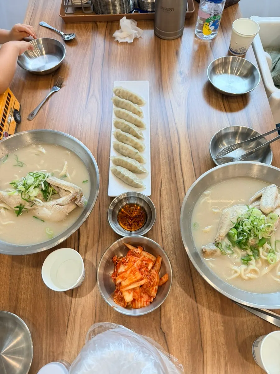 닭 반 마리가 들어간 닭칼국수 곱빼기 한 그릇
