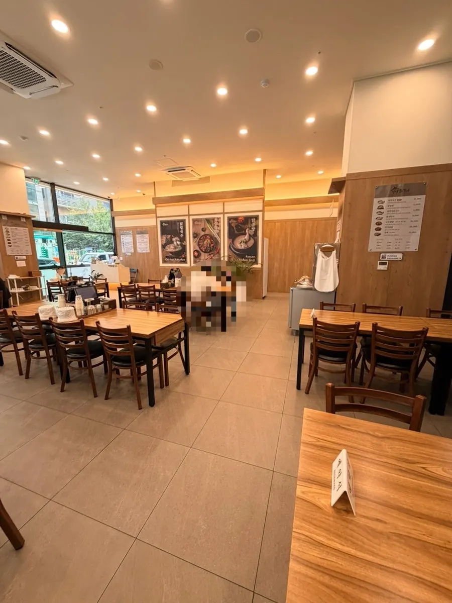 가족 점심으로 차려진 닭칼국수와 쫄깃만두 상차림