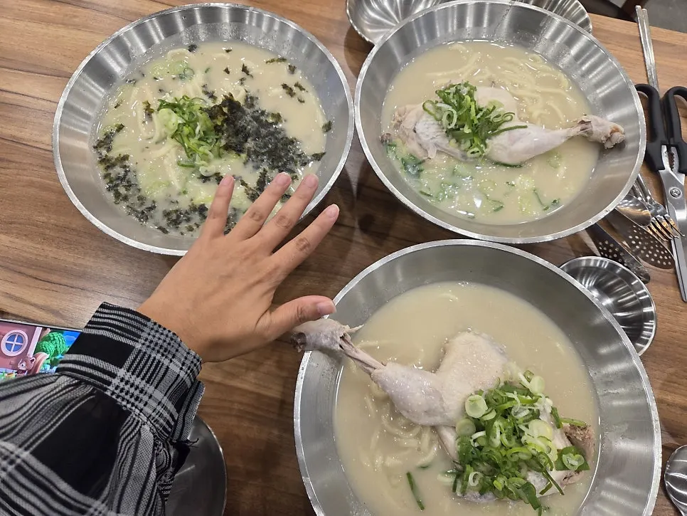 The oversized dak kalguksu bowl compared to a regular bowl
