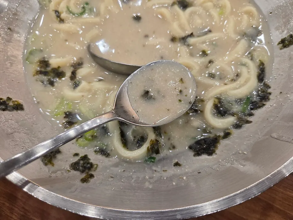 Mild broth Eonyang-style kalguksu