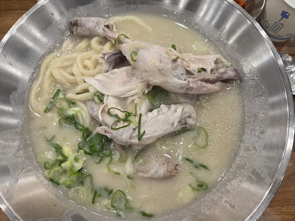 Table set with both dak kalguksu and Eonyang-style kalguksu