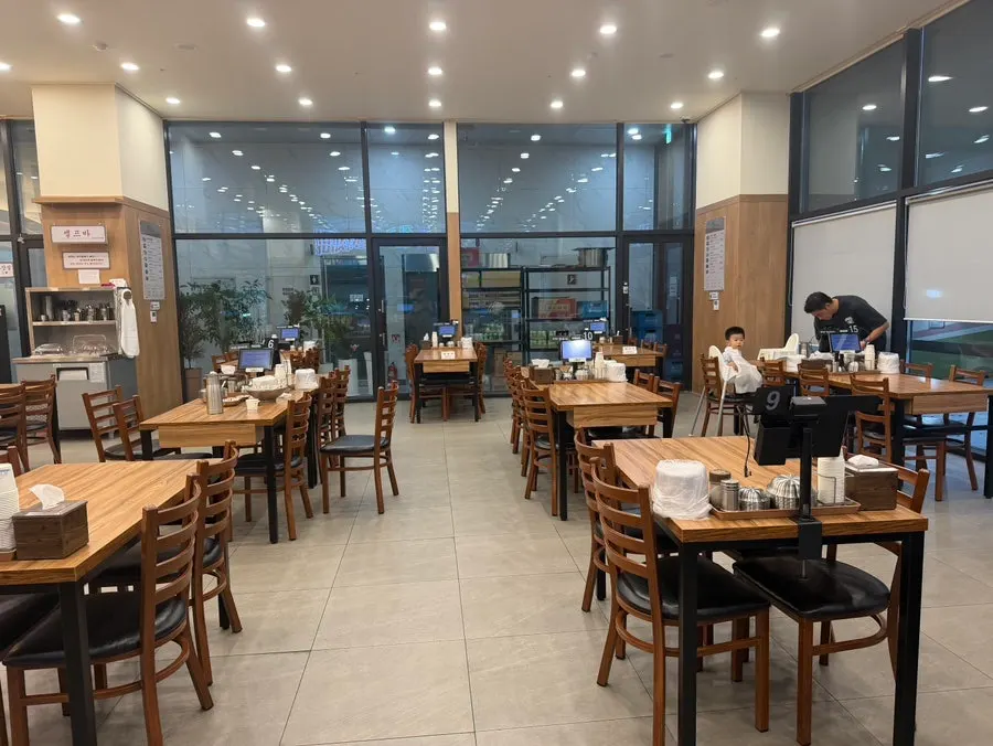 Spacious interior of Eonyang Dak Kalguksu Songdo Branch