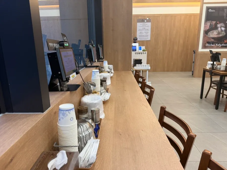 Table seating at Eonyang Dak Kalguksu Songdo Branch