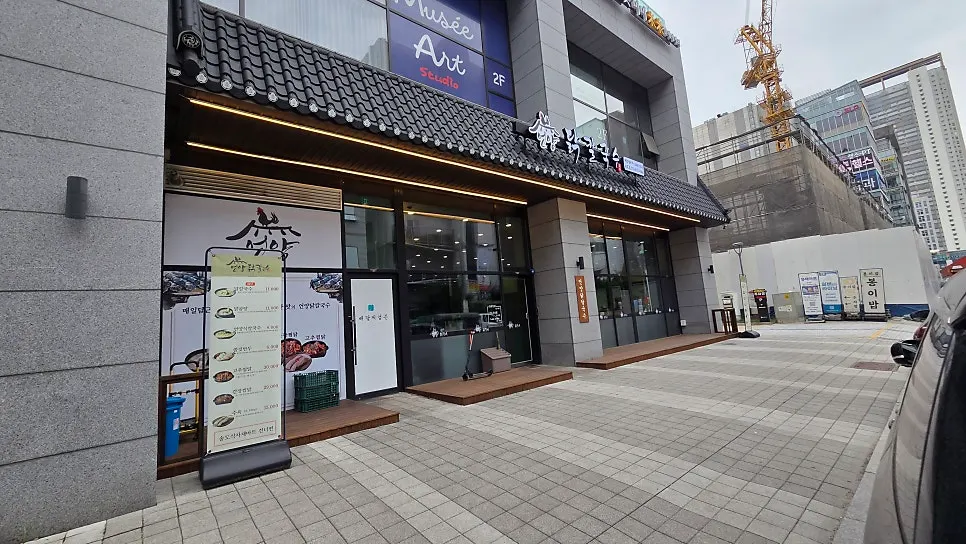 Hanok-style exterior of Eonyang Dak Kalguksu Incheon Songdo Branch