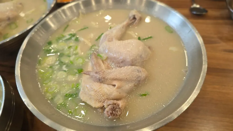 Steaming bowl of large dak kalguksu