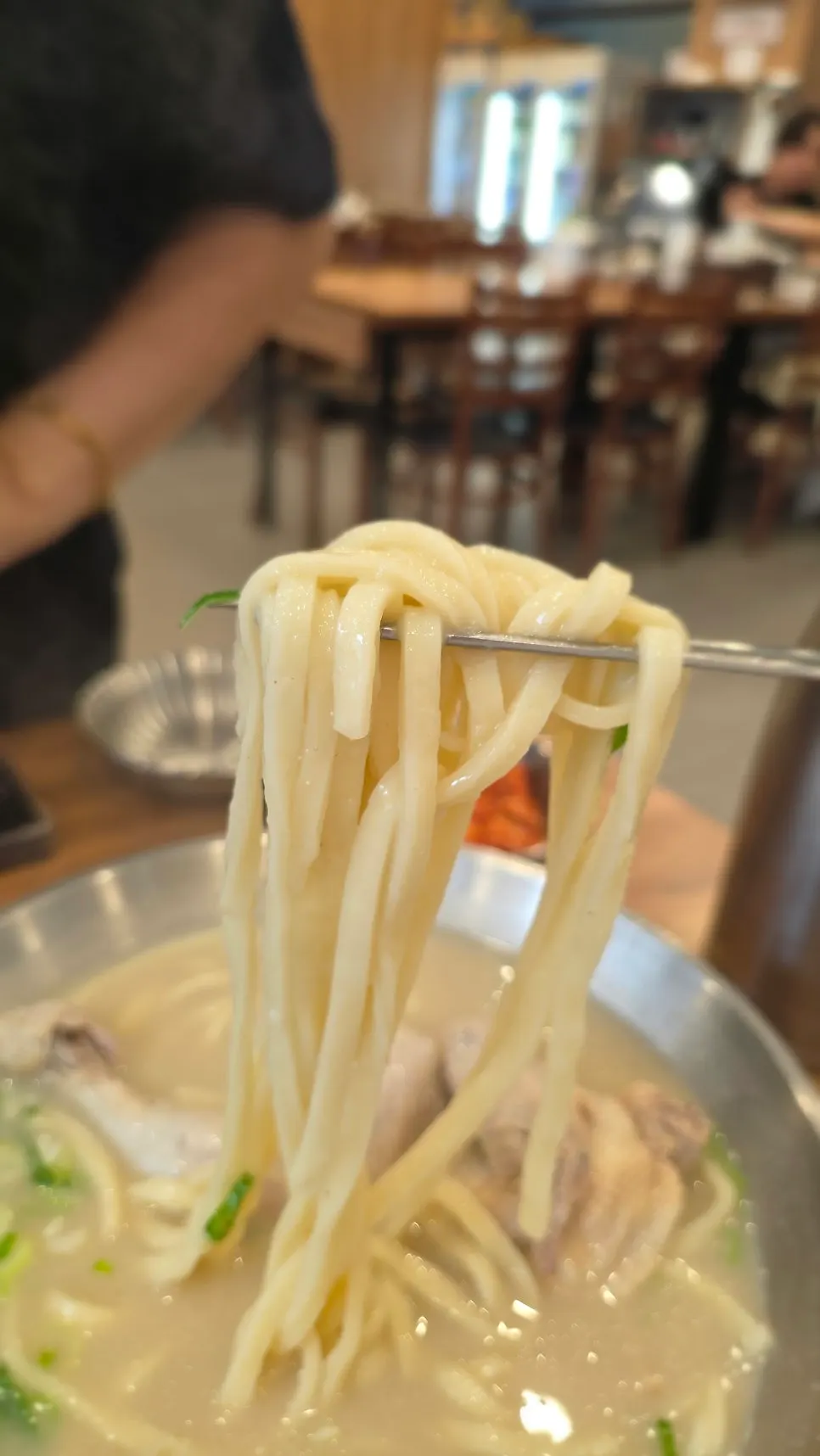 Lifting up the self-made kalguksu noodles