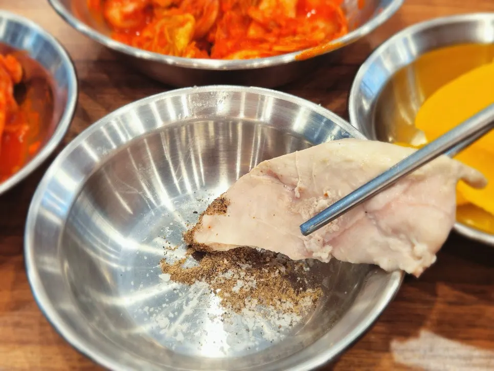 소금 후추에 찍어 먹는 닭고기