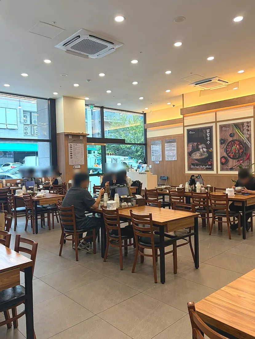 Entrance to Eonyang Dak Kalguksu on the first floor of the commercial building