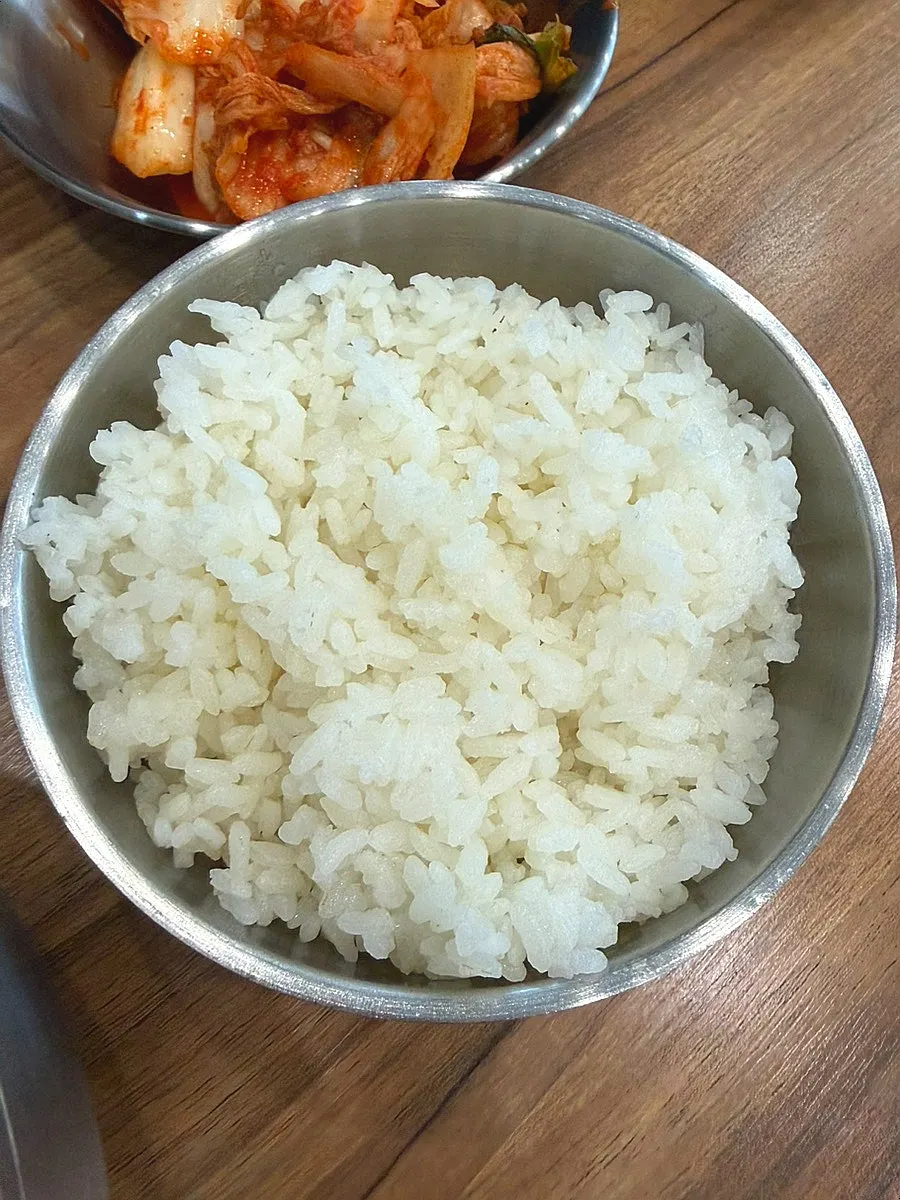 Dak kalguksu and dak gomtang placed side by side on the table