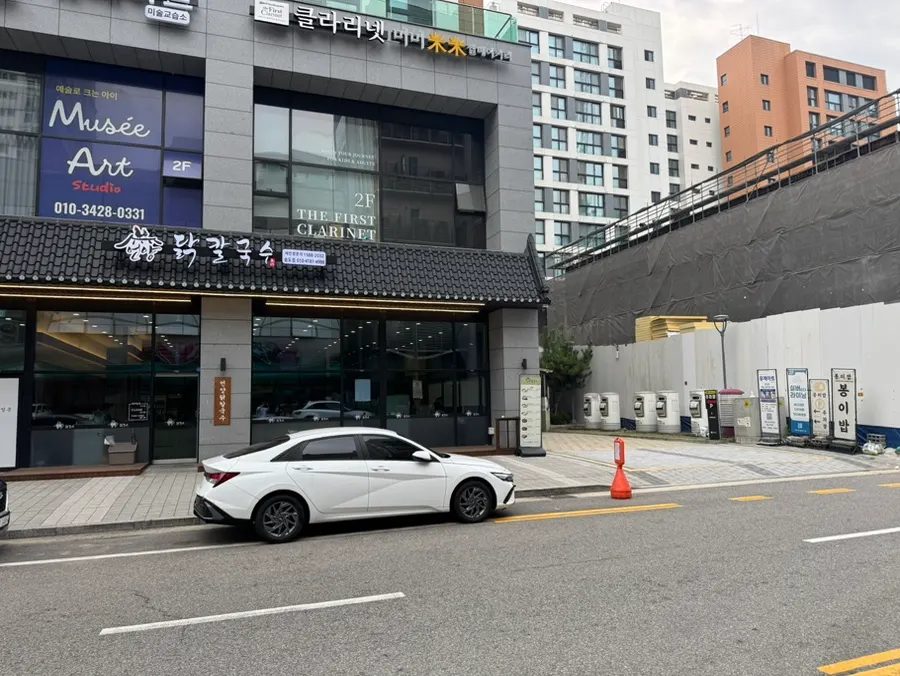 Parking lot entrance to the right of the restaurant