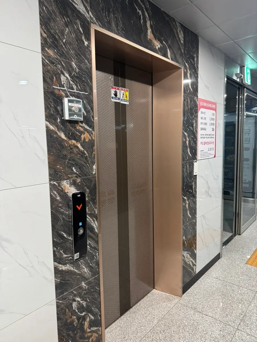 Store guide banner found after exiting the elevator