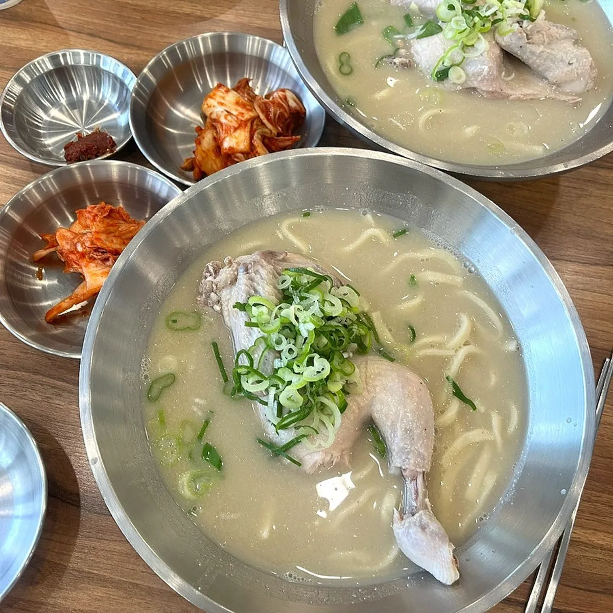 Foto utama dak kalguksu separuh ekor ayam di Eonyang Dak Kalguksu Incheon Songdo Branch