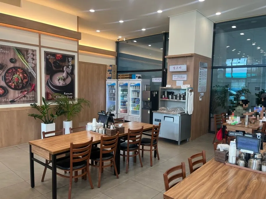 Ruang dalaman Eonyang Dak Kalguksu Incheon Songdo Branch yang luas dan bersih