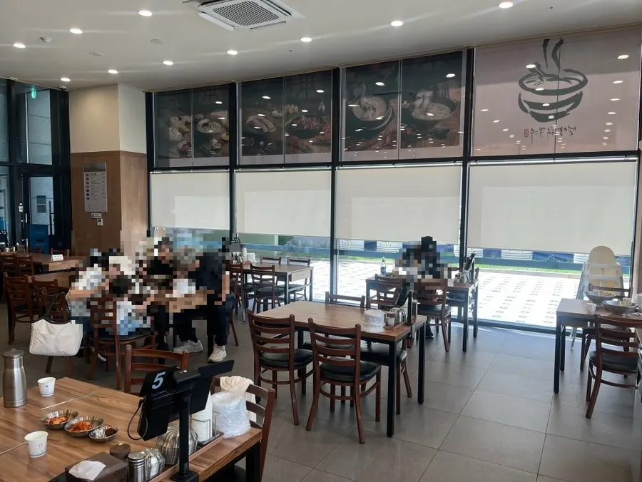 Tempat duduk meja dengan jarak yang lapang