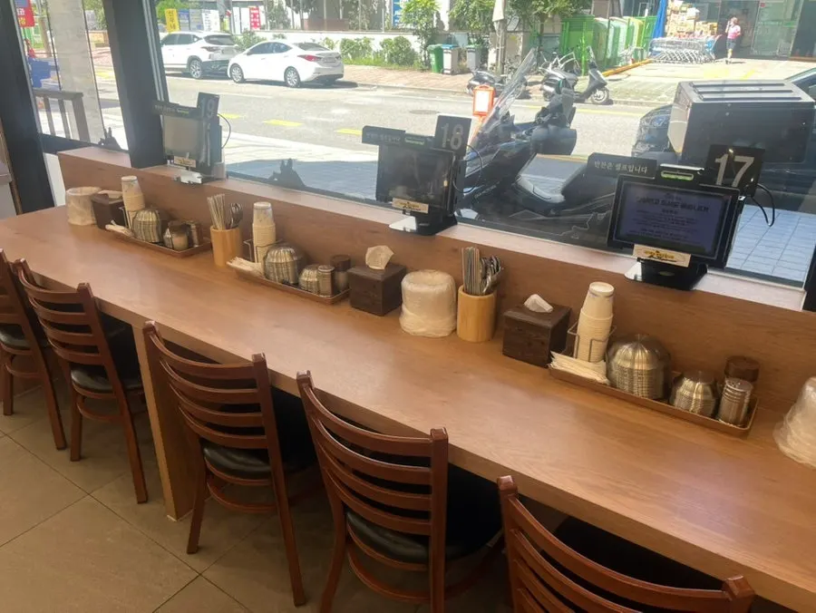 Tempat duduk berbentuk bar yang sesuai untuk makan seorang diri